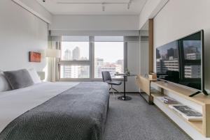 香港登台的一间卧室配有一张大床和一张书桌及电视
