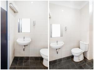 日惹Hotel Poncowinatan - Tugu的浴室设有2个盥洗盆和1个卫生间