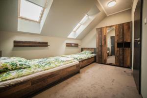 埃尔布隆格Hostel pod Cisem的一间卧室设有两张床和窗户。