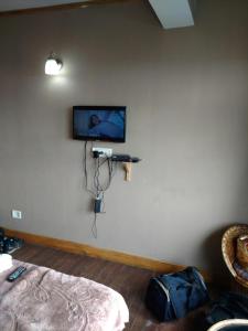 大吉岭Hotel Taktsang Darjeeling的墙上挂着摄像头的房间