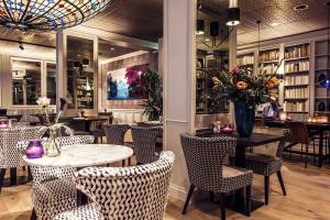 哈莱姆卡尔顿广场酒店的一间带桌椅的餐厅和酒吧