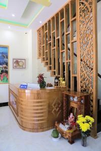昆岛Thanh Trang Hotel的大堂设有木柜台和楼梯