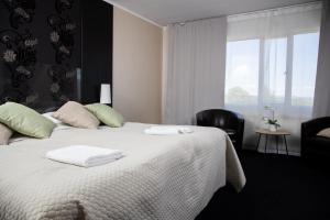 恩舍尔兹维克Hotell Veckefjärden的一间卧室配有一张床,上面有两条毛巾