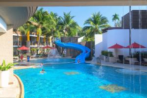 七岩斯普林菲尔德海洋Spa度假酒店的一个带蓝色水滑梯的大型游泳池