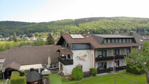 格拉斯许特Hotel & Restaurant Zum Deutschen Haus的享有高山房屋的空中景致
