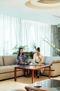 花莲市阿思玛丽景大饭店的两个女人坐在客厅的咖啡桌旁