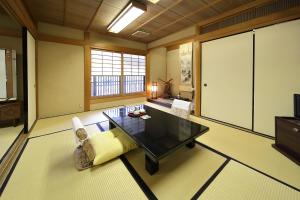 京都宿屋枳壳庄酒店的一个带桌椅的大客厅