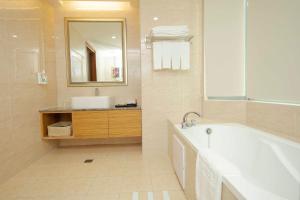 花莲市阿思玛丽景大饭店的带浴缸、水槽和镜子的浴室