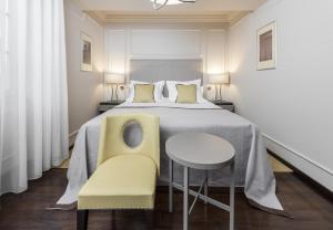 扎达尔堡垒遗产酒店 - 休闲城堡的卧室配有一张床和一张桌子及椅子