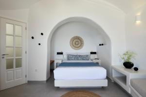 伊亚弗罗特拉套房酒店的一间白色卧室,配有床和白色门
