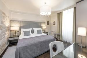 扎达尔堡垒遗产酒店 - 休闲城堡的一间卧室设有一张大床和一个大窗户