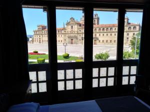 蒙福特·德·莱蒙斯Hostal Medievo的从窗户可欣赏到大建筑的景色