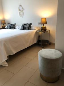 普拉加德阿罗阳光阿波罗酒店的一间卧室配有一张带桌子和凳子的床