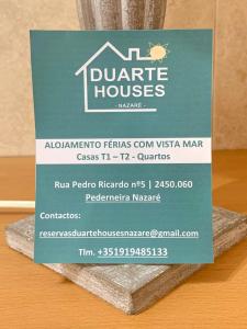 纳扎雷Duarte Houses - Casa T1 - com vista mar的桌子上一盒敦凯雷特房子