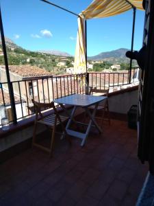卡斯特布奥诺Casa Levante的美景阳台配有桌椅