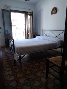 卡斯特布奥诺Casa Levante的一间带床的卧室,位于带窗户的房间内
