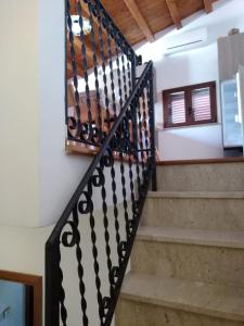 卡斯特布奥诺Casa Levante的一条有黑白图案的栏杆的楼梯