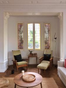 阿卡雄Le Quatre Allée Stella Arcachon的客厅配有沙发、椅子和桌子