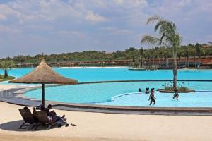 比勒陀利亚The Blyde - Little Place, Lots of Relaxation的一群人在度假村的游泳池里