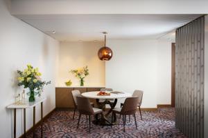 索非亚Grand Hotel Millennium Sofia的一间带桌椅的用餐室