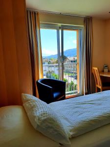 霍赫斯特加尔尼戴斯睿智酒店的酒店客房设有一张床和一个大窗户