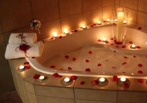 斯泰伦博斯Orange-Ville Lodge & Guesthouse的浴缸内装有心和灯