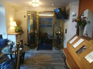 斯德哥尔摩斯德哥尔摩典雅酒店的一间玻璃门上带狗的客厅