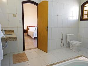 Resende CostaArraial da Lage Hospedaria的带淋浴、卫生间和盥洗盆的浴室