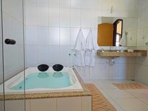 Resende CostaArraial da Lage Hospedaria的浴室设有浴缸,内有2个碗