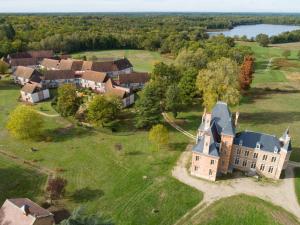 Nouan-le-FuzelierDomaine de Mont-Evray的地面上大房子的空中景观