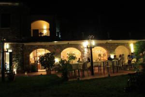 迪亚诺卡斯泰洛Villa Govi的一群人晚上坐在餐馆里