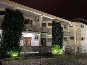 塞古罗港Eden Praia Hotel的一座在晚上有常春藤的建筑