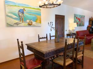圣温琴佐Villa Belvedere的一间设有桌子和墙上绘画的用餐室