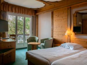 Hotel-Restaurant Le Mont Paisible, Crans-Montana客房内的一张或多张床位