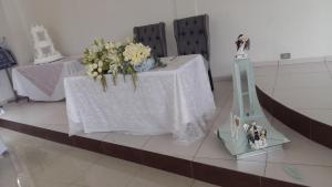 San José IturbideHotel SanJo的一张花桌子,上面有新娘和新郎