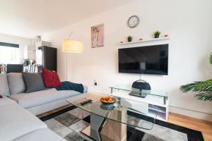 曼彻斯特Mosh Aparthotel的带沙发和电视的客厅