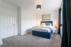 曼彻斯特Mosh Aparthotel的一间卧室设有蓝色的床和白色的门