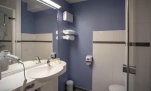 普罗旺斯地区萨隆Ace Hôtel Salon de Provence的一间带水槽、卫生间和镜子的浴室