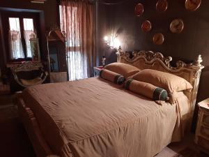 RezzanoLa baia dei lupi的一间卧室配有一张大床和枕头