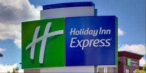岩石丘Holiday Inn Express & Suites - Rock Hill, an IHG Hotel的建筑上的假日旅馆快车标志