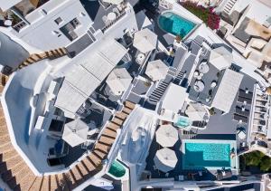 伊亚弗罗特拉套房酒店的享有带游泳池的度假村的空中景致