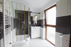 蒂米什瓦拉牛津套房酒店 的带淋浴、盥洗盆和卫生间的浴室