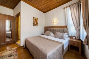 穆达尼亚阿尔米思提斯酒店的一间卧室,卧室内配有一张大床