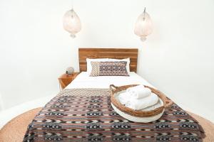 曼努埃尔安东尼奥Igloo Beach Lodge的一间卧室配有一张带毛巾篮的床