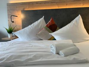 吉森吉森莱西登斯酒店的一张白色的床,上面有枕头