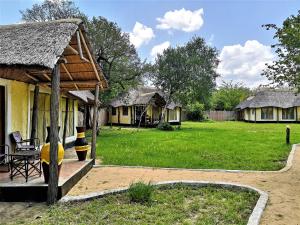 NyakisikuAfrica Safari Selous Nyerere national park的一群草场小屋