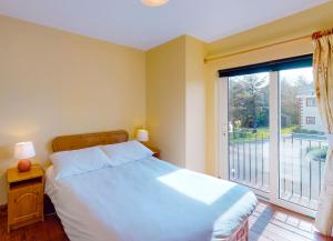 邓莫尔东Seacliff Holiday Homes的一间卧室设有一张床和一个大窗户