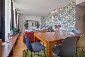 巴塞罗那阿尔卡姆奥利姆皮卡别墅旅馆的客厅配有桌椅和沙发