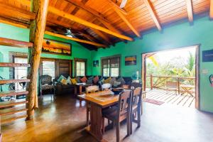 圣佩德罗La Casa Pura Vida的客厅设有绿色的墙壁和木桌