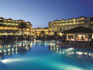 拉多斯林多斯公主海滩酒店 的一家在晚上设有大型游泳池的酒店